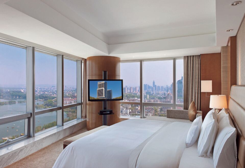 凌空城市天际线270°湖景日出超大套房·厨房起居室