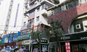 Hongren Hotel (Chongqing Chongbai Pedestrian Street)