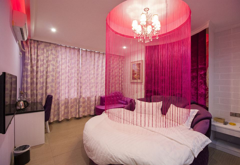 Jiulong Theme HotelQueen Room (Yilianyoumeng)