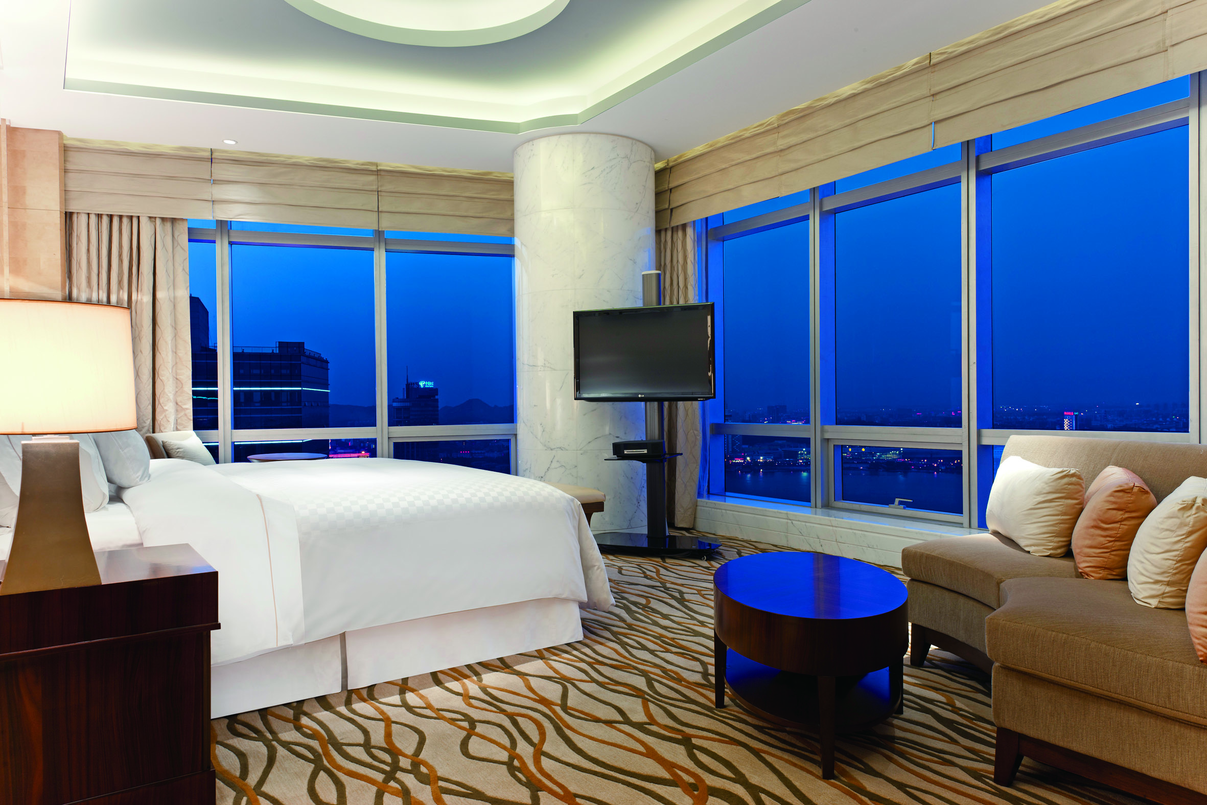 无敌湖景超广角总统套房·享玄武湖紫金山日出金陵城景