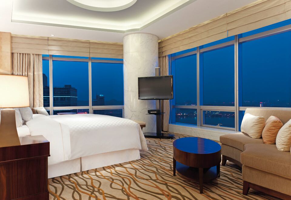 无敌湖景超广角总统套房·享玄武湖紫金山日出金陵城景