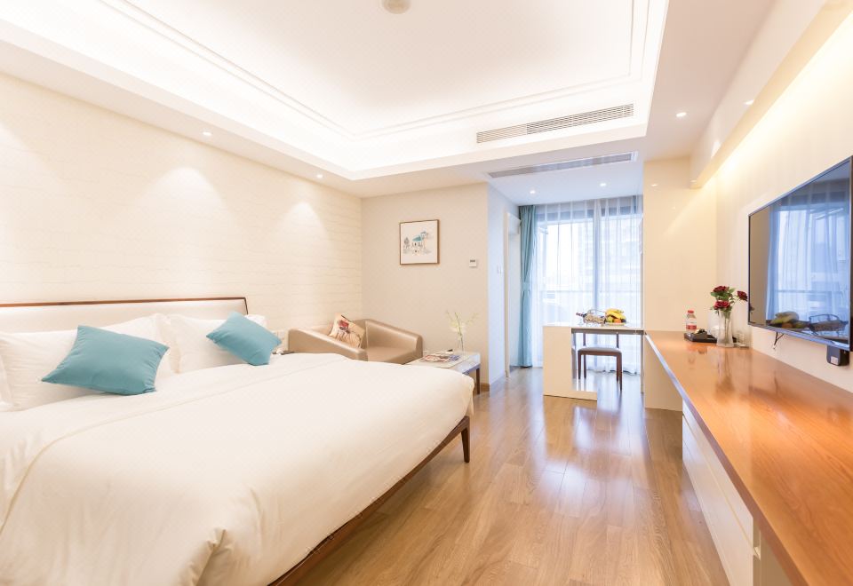 豪华大床房（（乳胶床垫+阳台+晾衣杆+小冰箱））