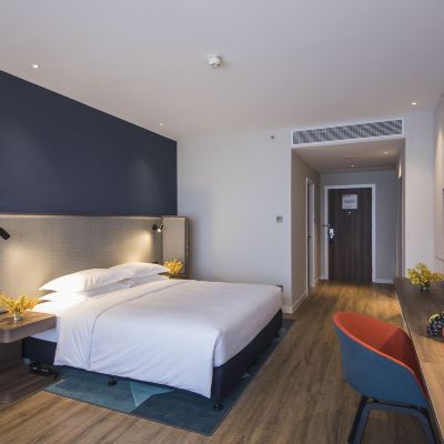 高級房 大床 廈門臨港智選假日飯店（高崎機場店）優惠