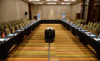 a conference room set up for a meeting , with chairs arranged in rows and a table in the center at Mercure Iguazu Hotel Iru