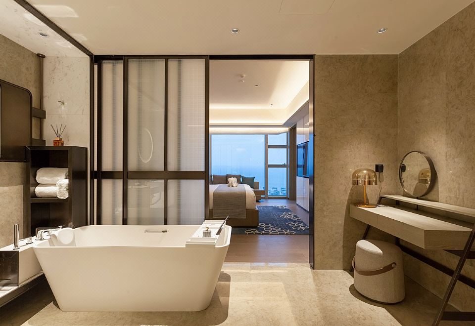 豪华海景套房（180度全落地窗看海景日出）