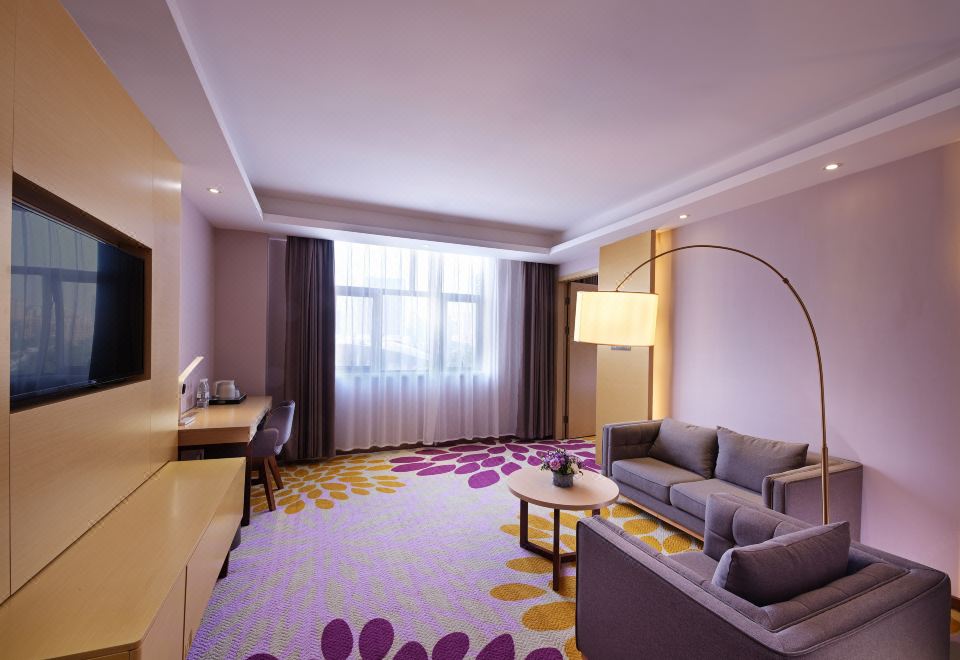 商务大床套房（独立客厅+会客沙发+空气净化器）