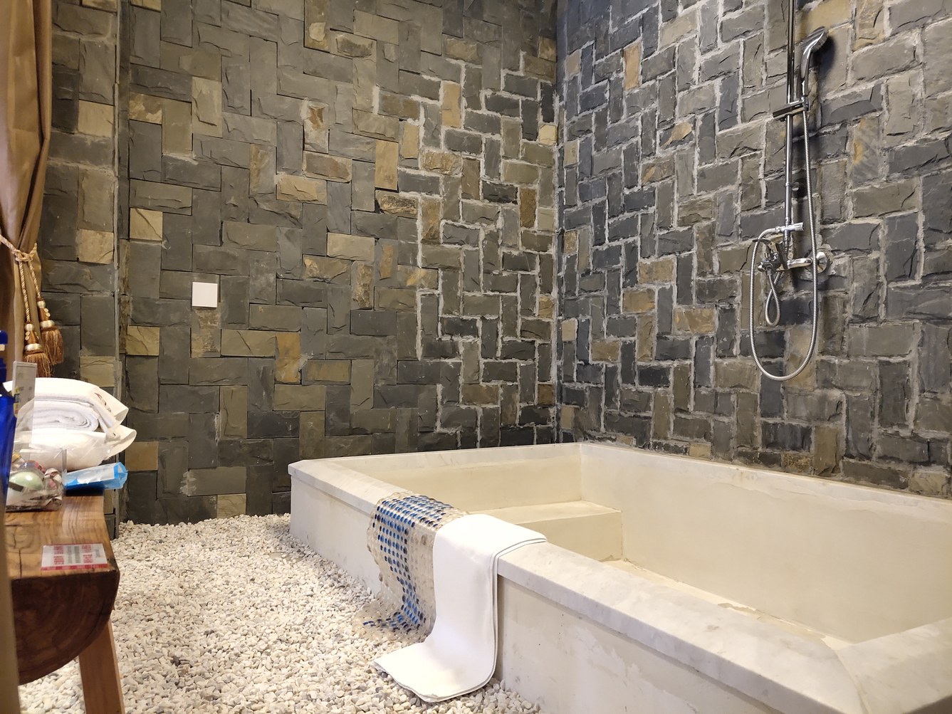 影院套房（巨幕高清投影+茶台+浴缸）