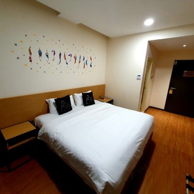 Deluxe King Double Room with City View (Has Window)