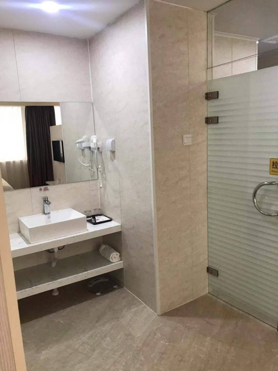 C.S. Sunshine Hotel阳光轻奢大床房「舒适好眠」