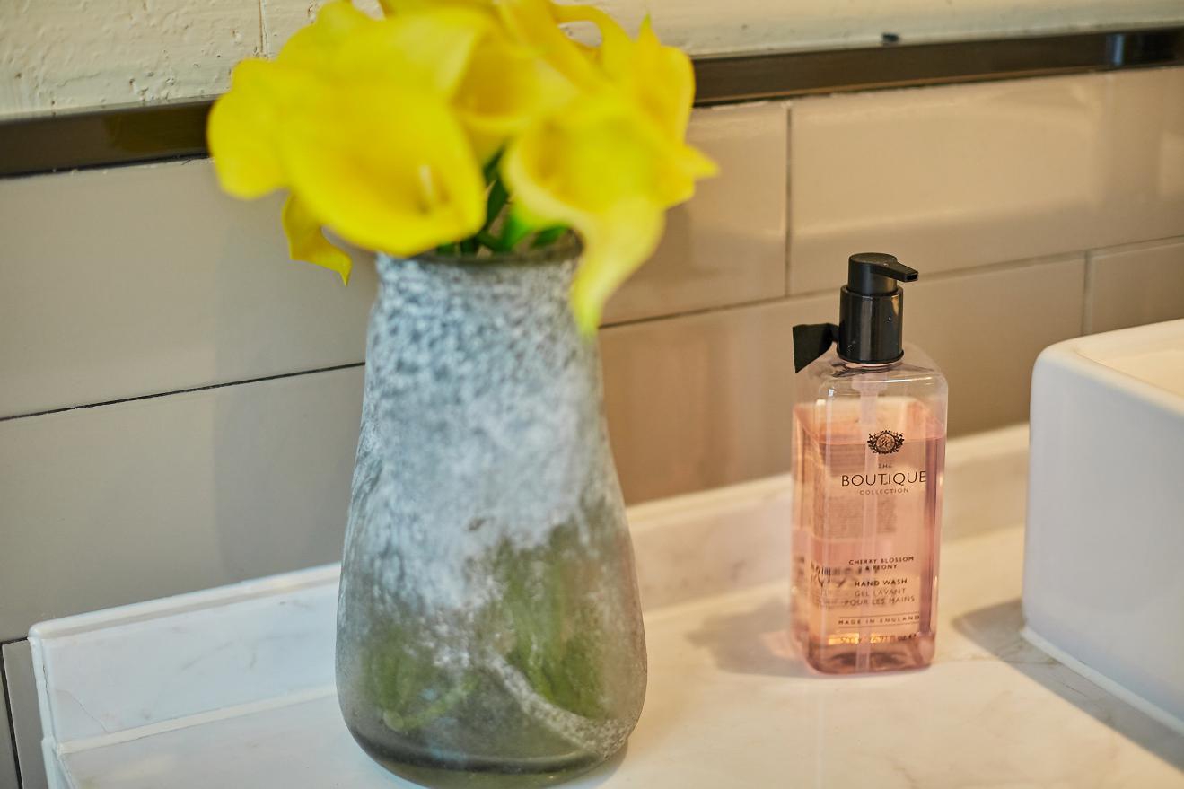 Yiman Hotel (Suzhou Guanqianjie Pingjiang Road Scenic Area)民国大床房（智能声控+小冰箱+乐家衞浴）