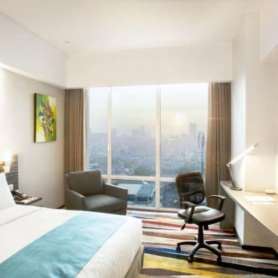 高級大床間 - 吸煙 泗水中心智選假日酒店優惠