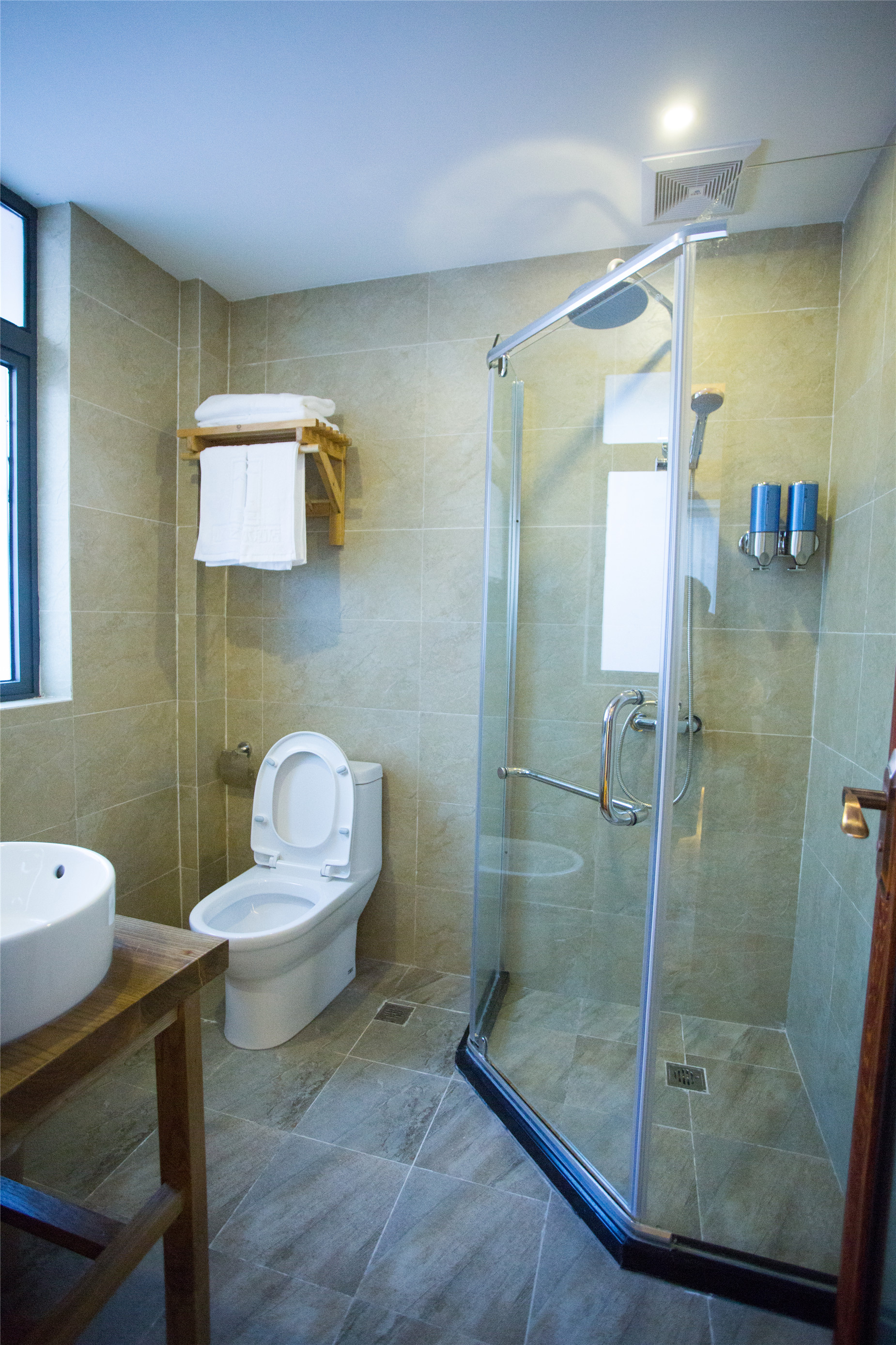 壟漸蒼黃圓床房