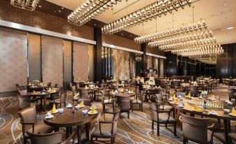 There is a restaurant in the center with tables and chairs, as well as additional dining rooms at Hilton Guangzhou Tianhe