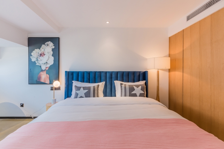 自然湖景大床房