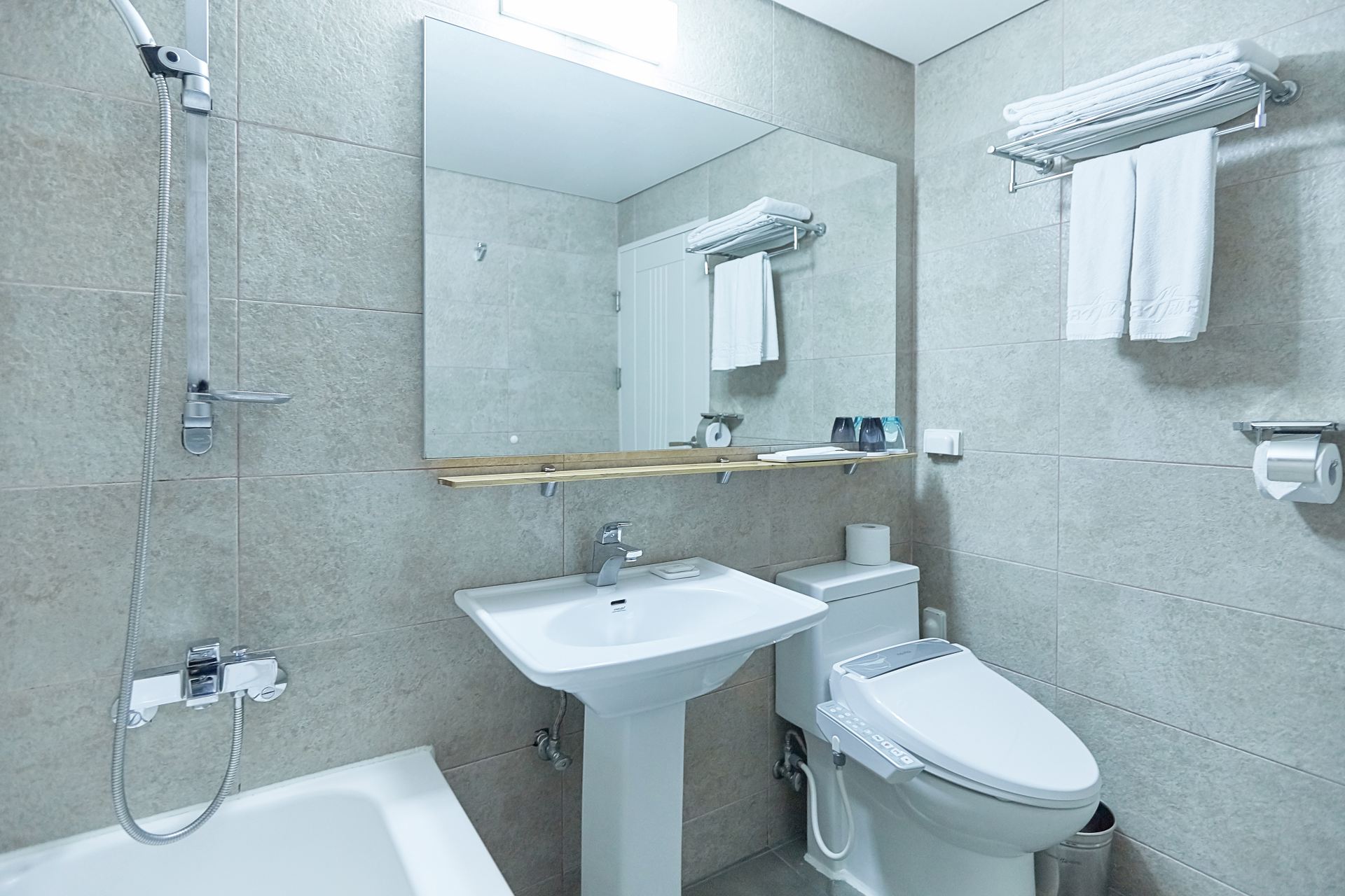 タワーヒルホテルのバスタブと洗浄機能付きトイレを備えた浴室