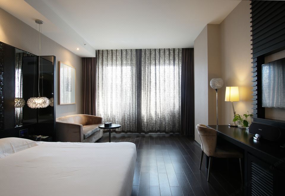 商務大床房（小冰箱+保險柜）