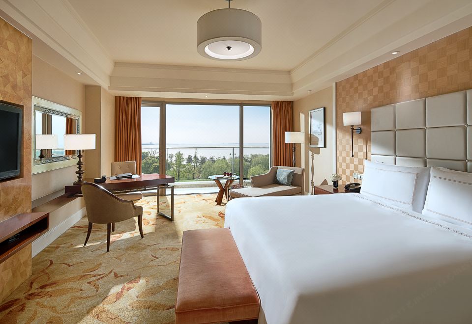 Fairmont Yangcheng Lake KunshanFairmont Gold Lake View Room
