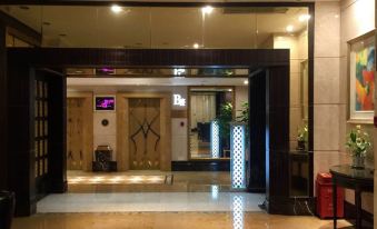 The hotel entrance features an elevator and rooms on both sides at each end at President Hotel (Guangzhou Tianhe Gangding Subway Station Store)