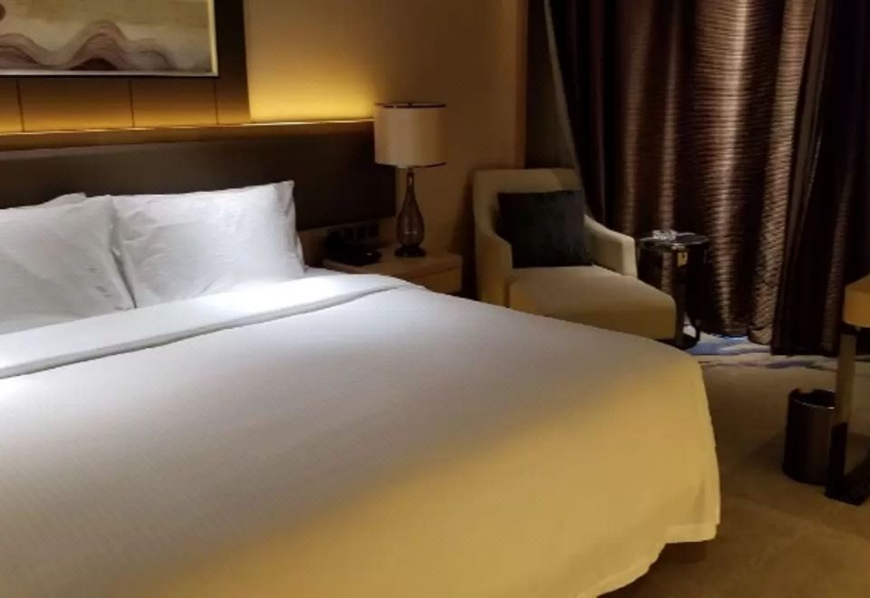 高級豪華大床房（俯瞰商業街景）