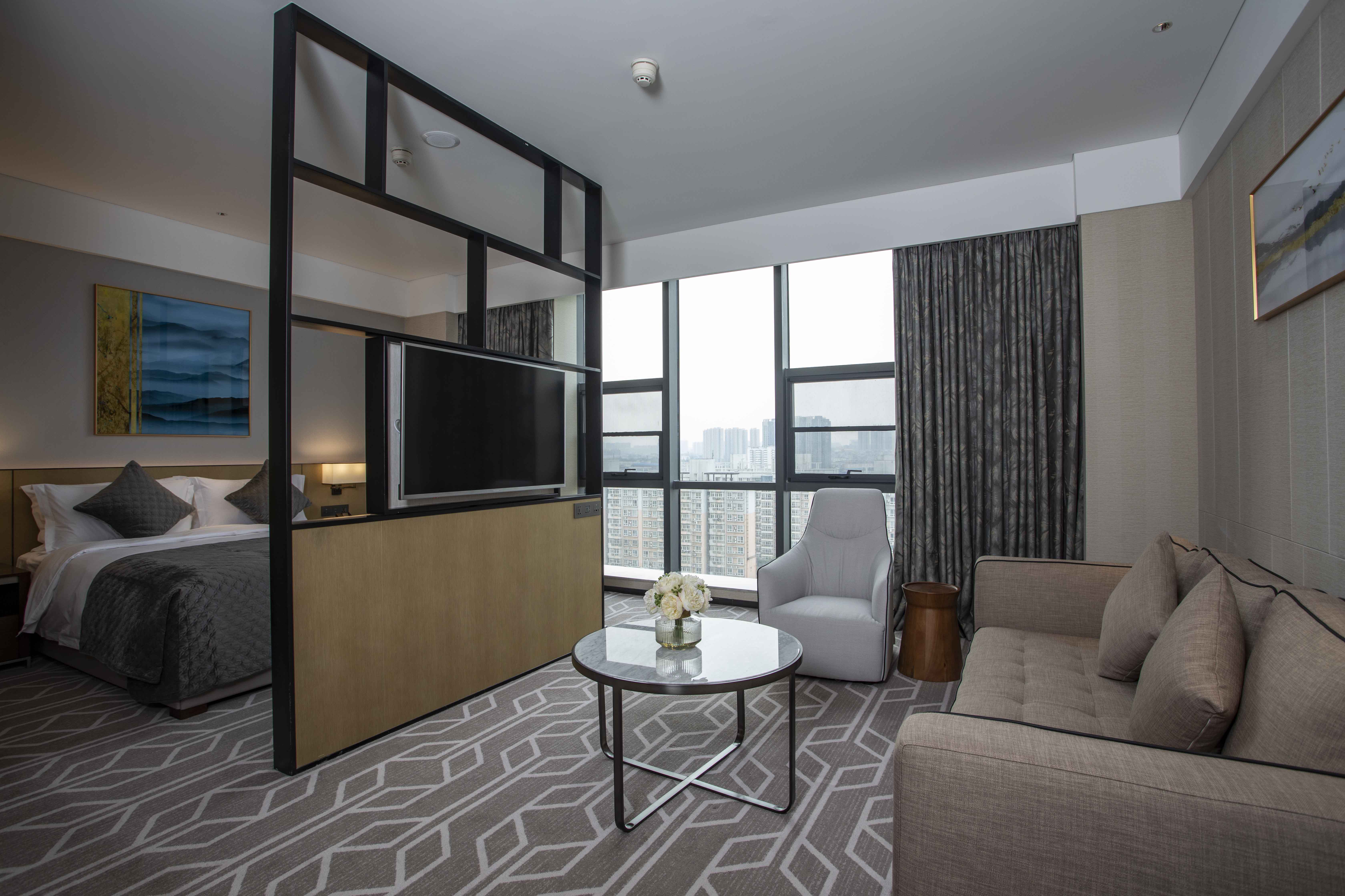 行政大床房（水系花园景观+80支贡缎床品+金可儿床垫）