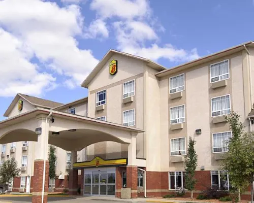Super 8 by Wyndham High Level AB Ξενοδοχεία στην πόλη High Level