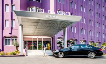 "a car is parked in front of a hotel with the name "" hotel davinci "" on it" at Hotel Da Vinci