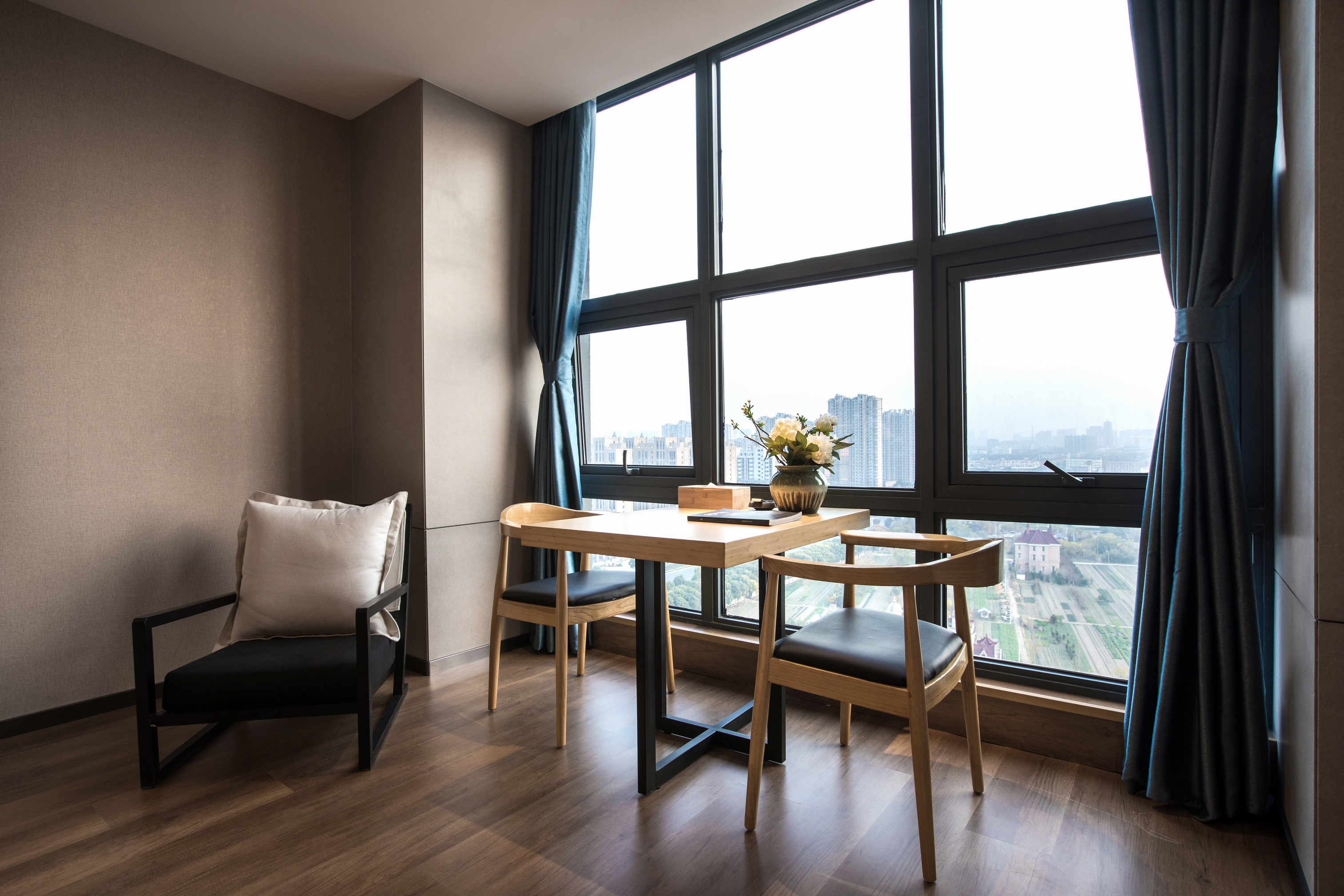 悦享榻榻米房（高空落地城景+情侣大床）