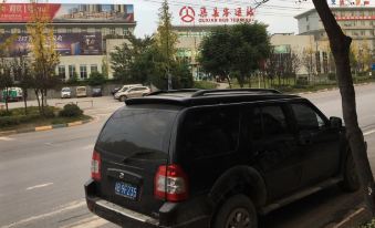 Quxian Zhiyong Hotel