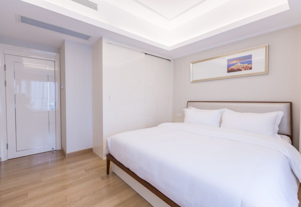 豪华四人双卧套房（乳胶床垫+阳台+晾衣杆+小冰箱）