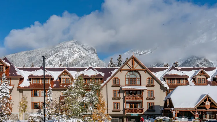 バンフ カリブー ロッジ アンド スパ 外観