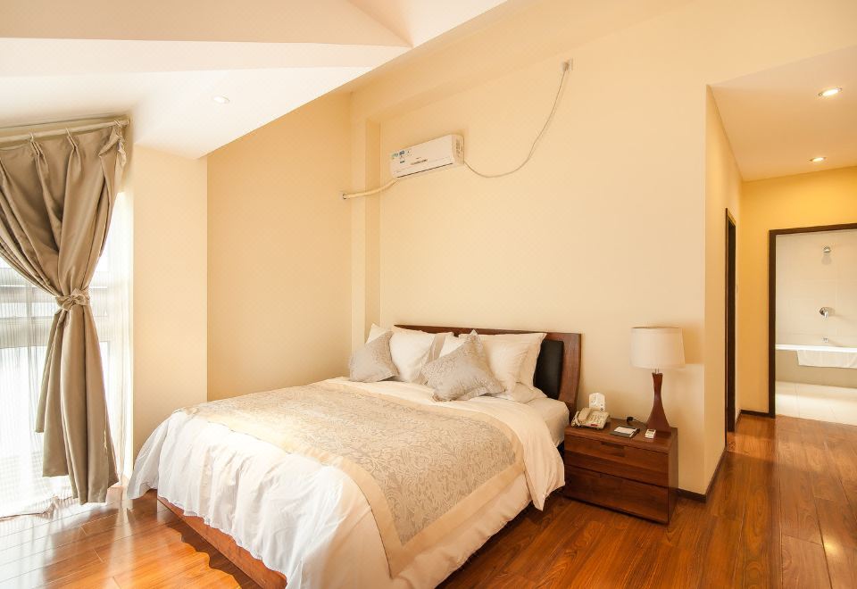 Tianjin Eagleland International HotelFamily Apartment Duplex - 4-Room, 4-Bedroom (1 Living Room, Living Room)