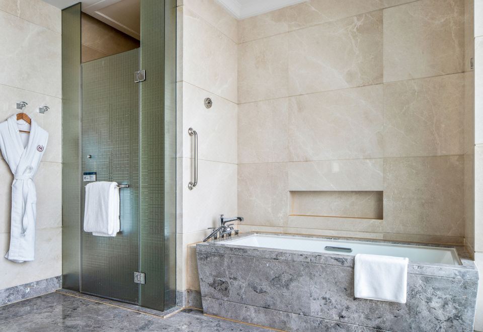 尊贵套房「沉浸式云端沐浴-俯瞰城市霓虹」