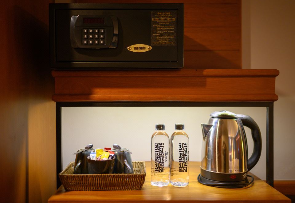 Quarter 09 BeachDeluxe King Room with Pool View