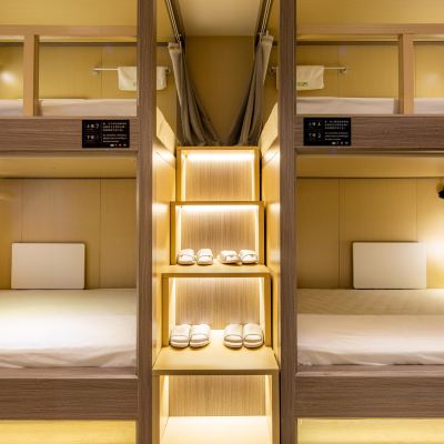 聚友·簡約四人房 何夜青年旅行飯店（西安鐘樓地鐵站店）優惠