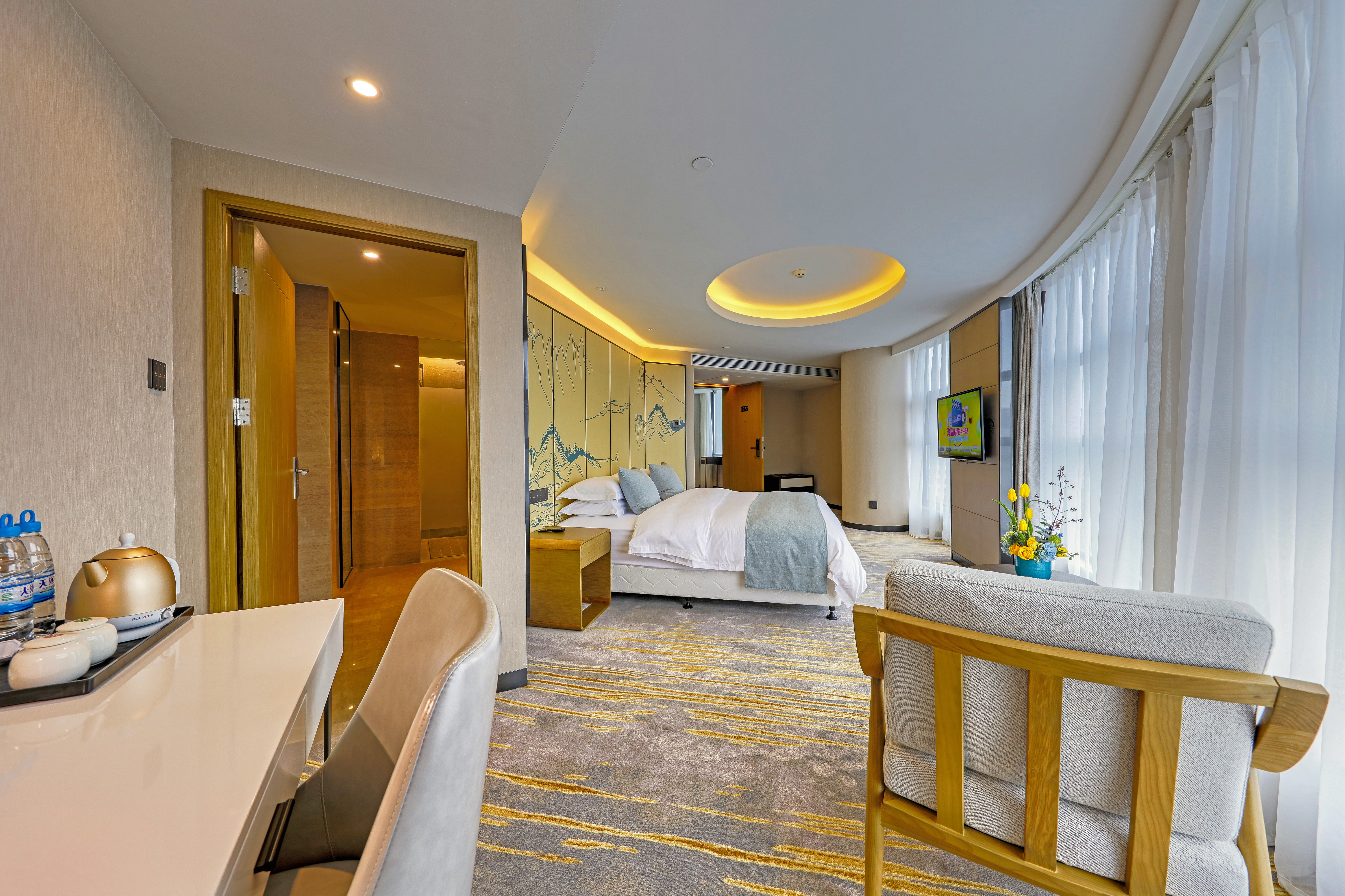 时尚大床房「全域观景窗+时尚灵动格局」