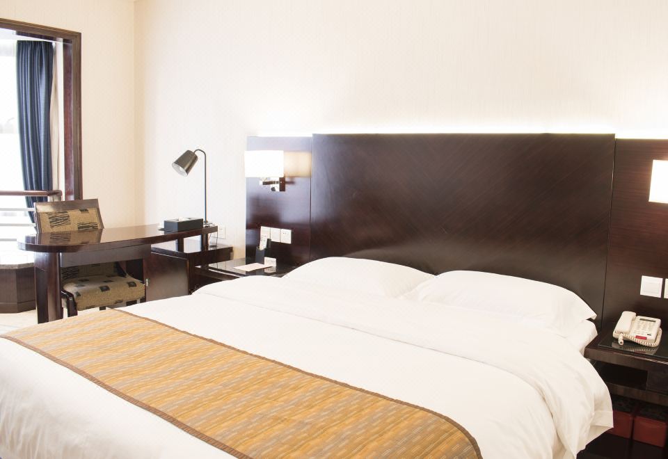 商务大床房（观景可开落地窗+超大电视）