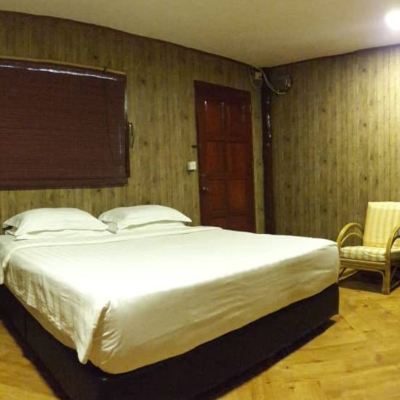 Deluxe Double Room -Front Row