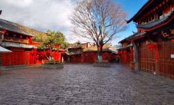 Lijiang Huaqianyuexia