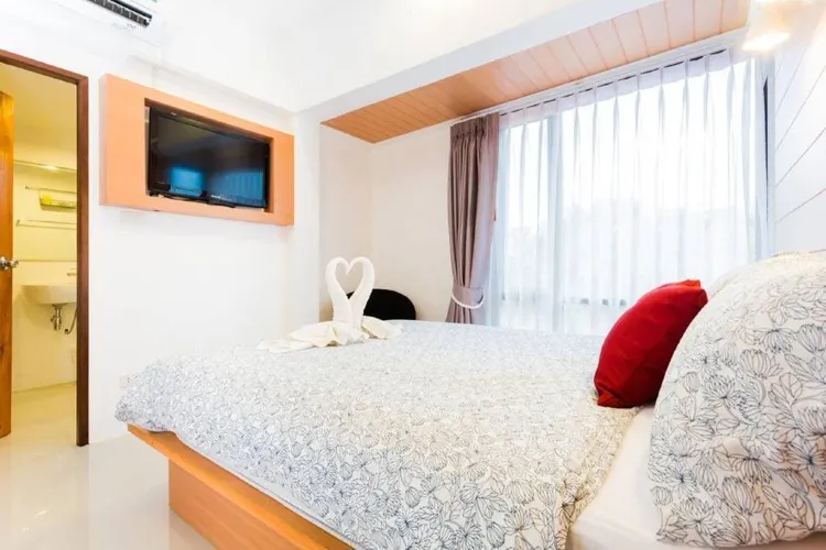 ห้องขนาดเล็ก เตียงใหญ่ (ขึ้นลงโดยใช้บันได)