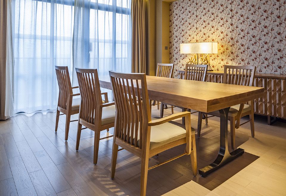 豪华套房（金可儿床垫+独立阳台+书桌+小童乐园）