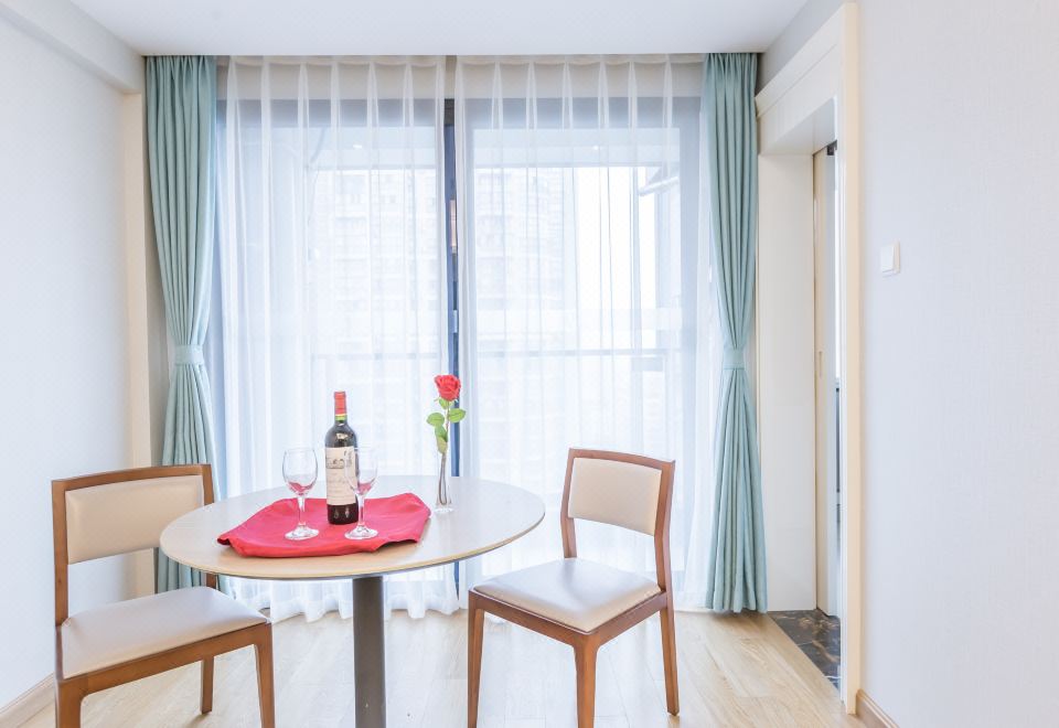 豪华四人双卧套房（乳胶床垫+阳台+晾衣杆+小冰箱）