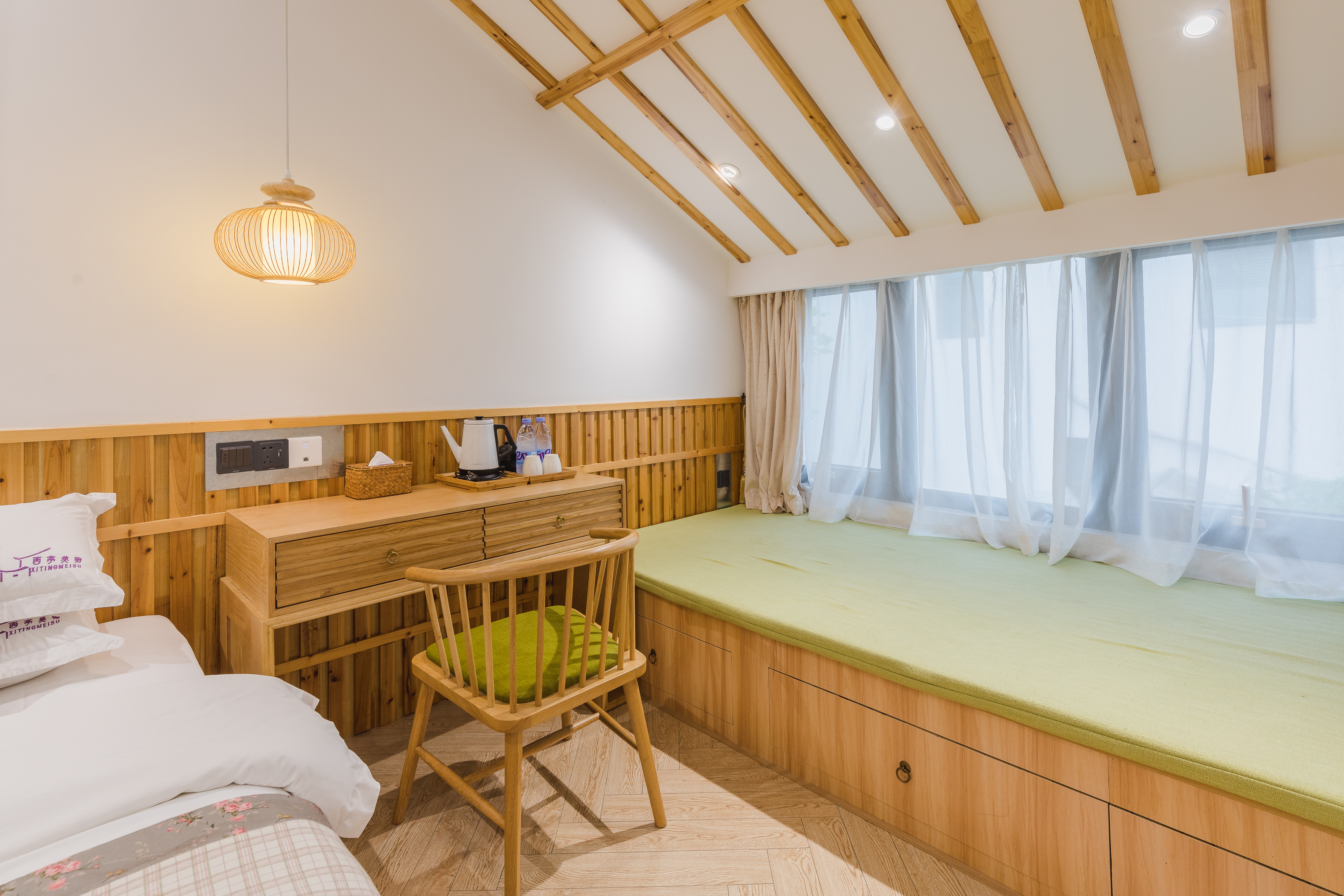 Floral Hotel· Xiting Hotel(Tongli Ancient Town Store)A院（美宿）当时月·苑景亲子房