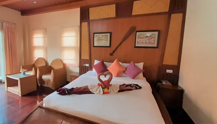 ห้องเรือนปั้นหยา มีระเบียง วิวสระว่ายน้ำ 