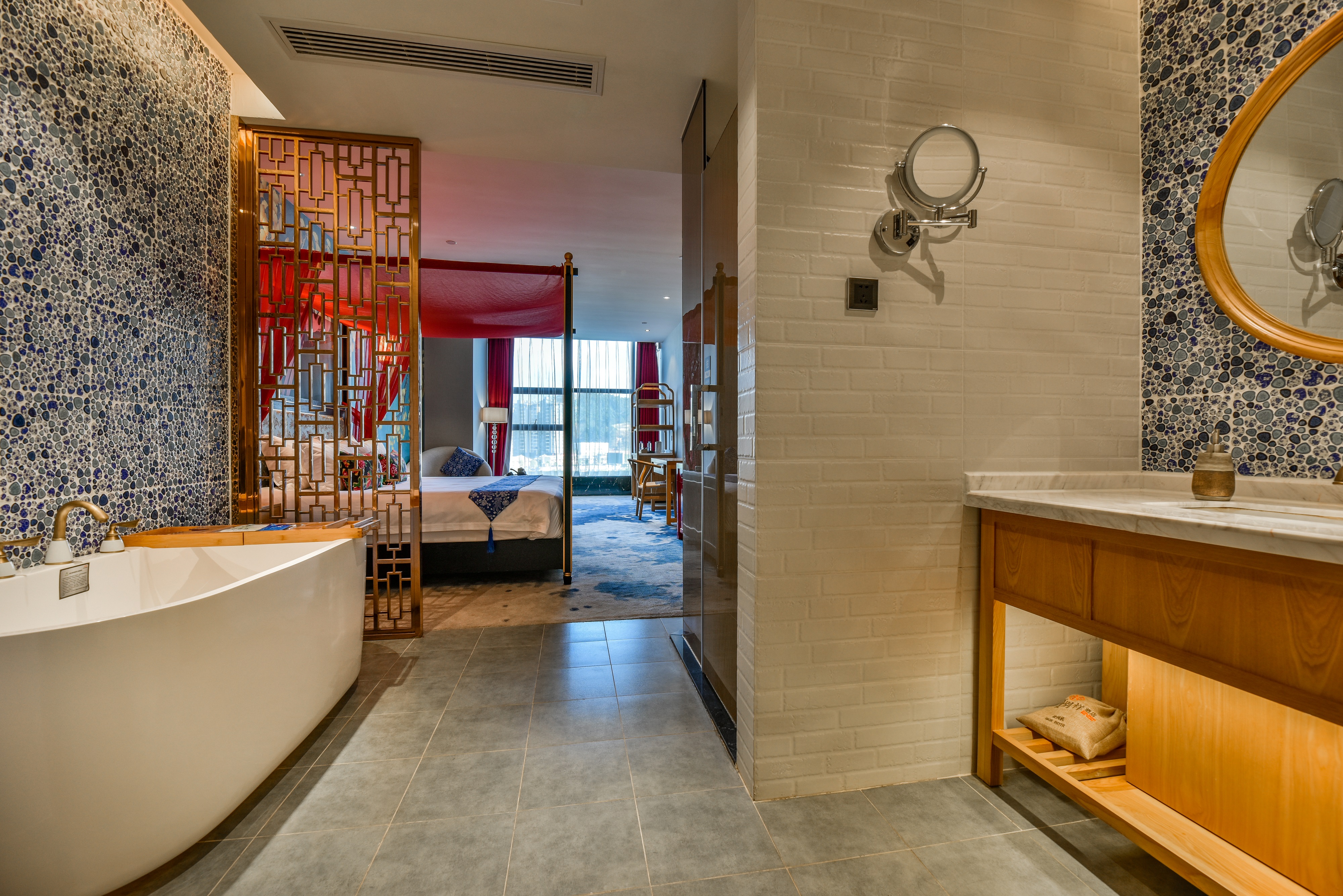 江景大床房-浴缸-徕芬吹风机-全景落地窗