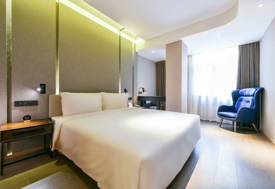 高级大床房（可投屏+小冰箱）