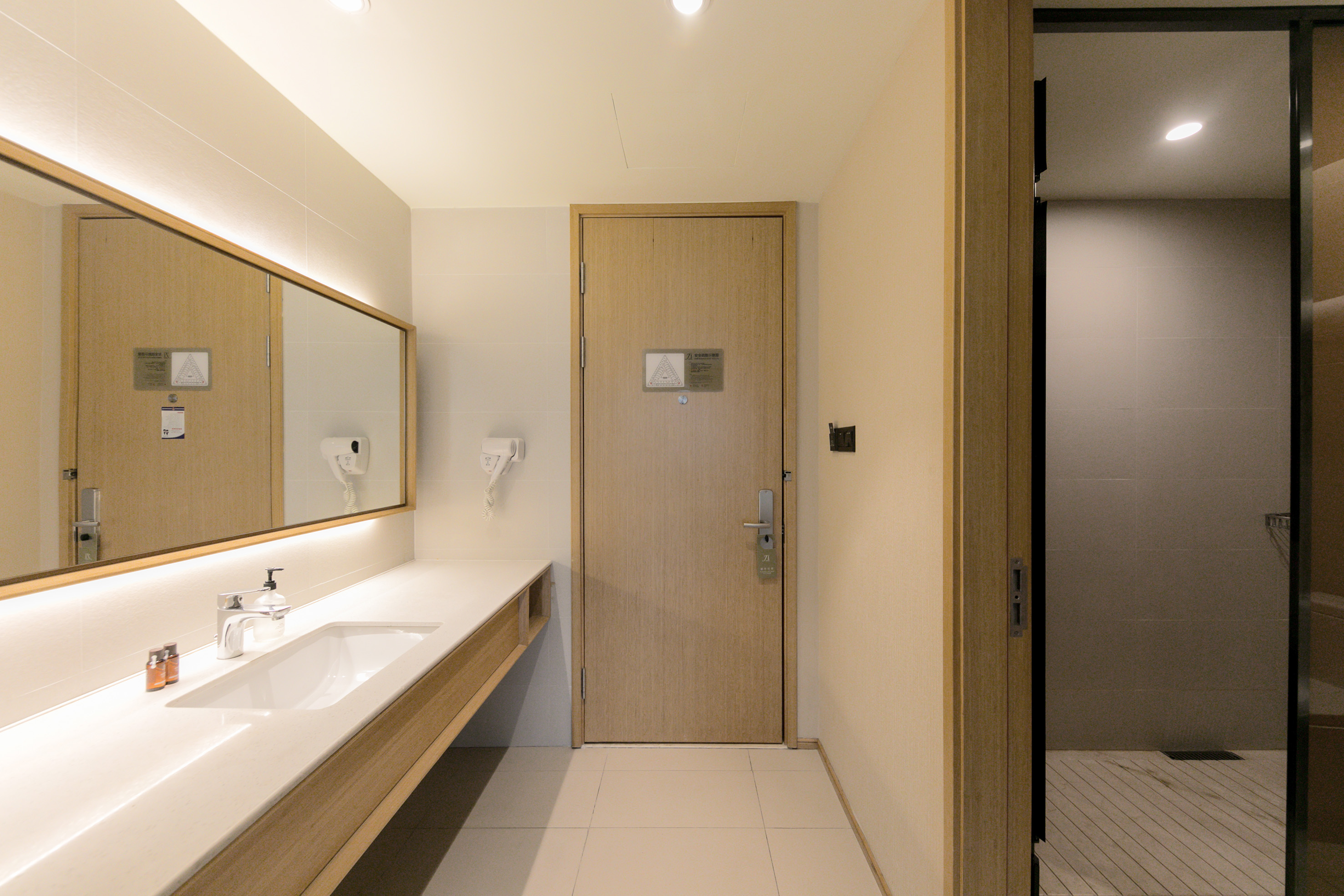 商务大床房（投屏电视）