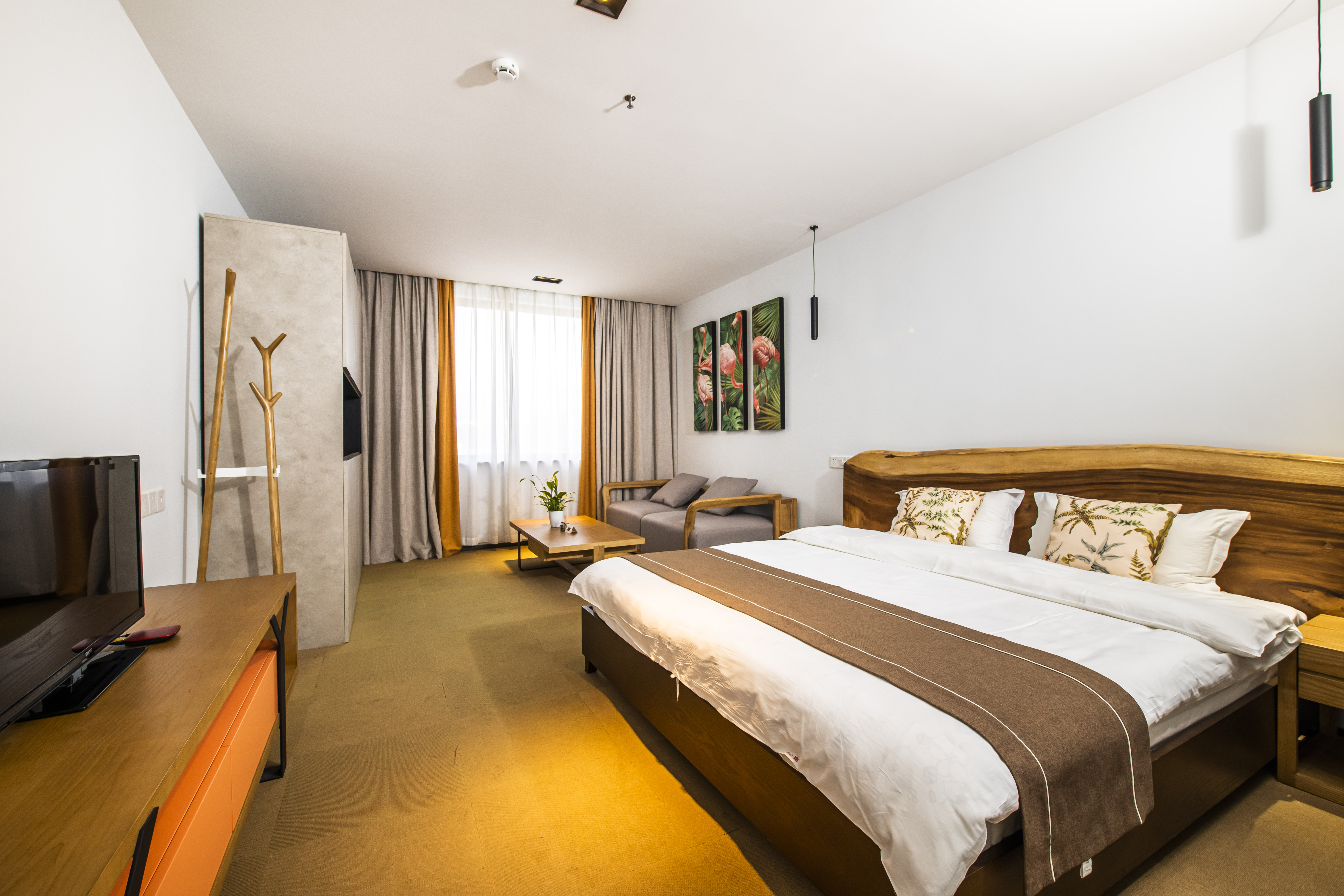 杜若豪华大床房【原木沙发+高清彩电+乾湿分离】