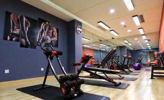 The hotel features a well-equipped gym and an indoor pool at Metropolo Jinjiang Hotel Classiq (Shanghai Nanjing Road Pedestrian Street)