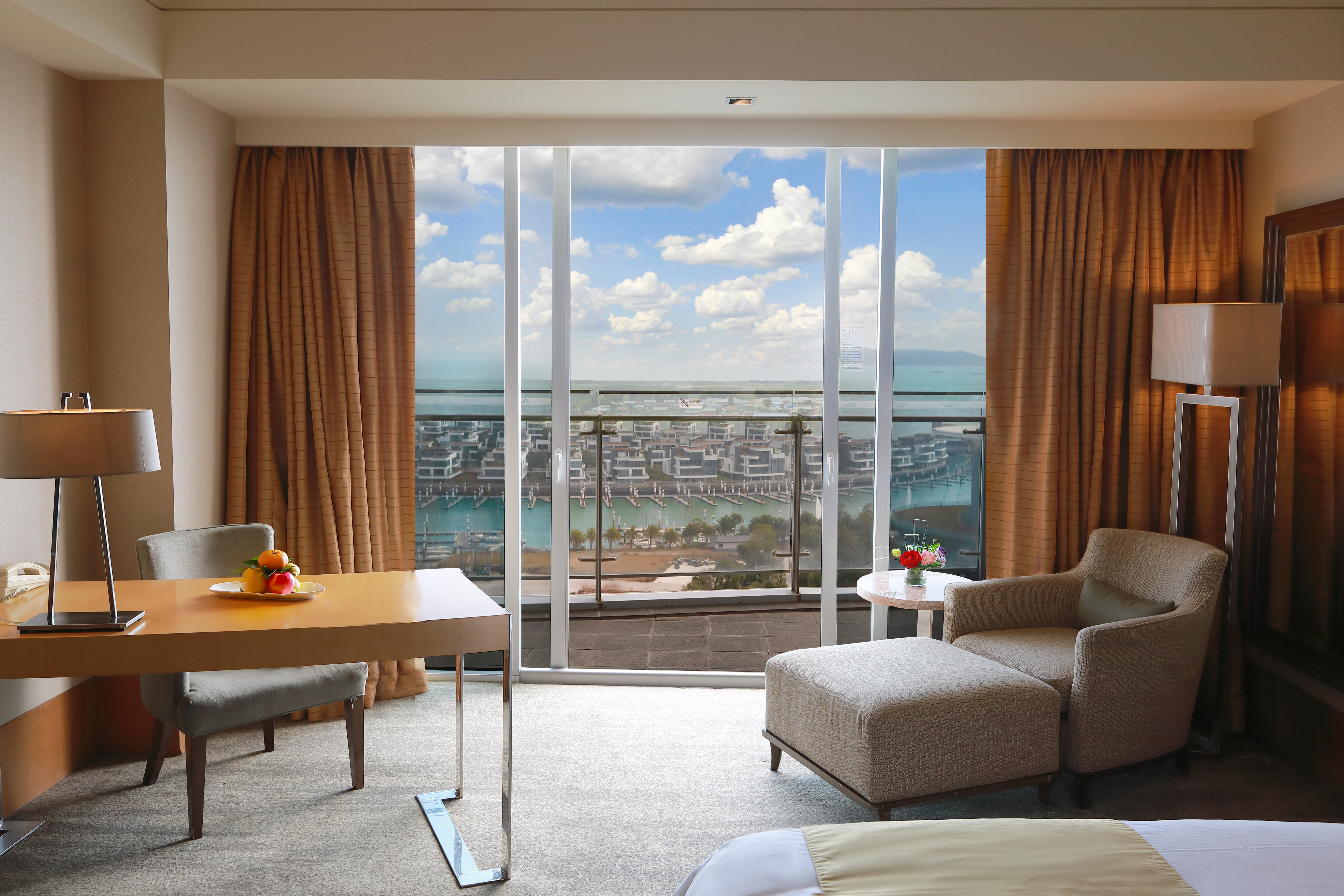 豪华行政海景大床房（180°海景，带阳台）