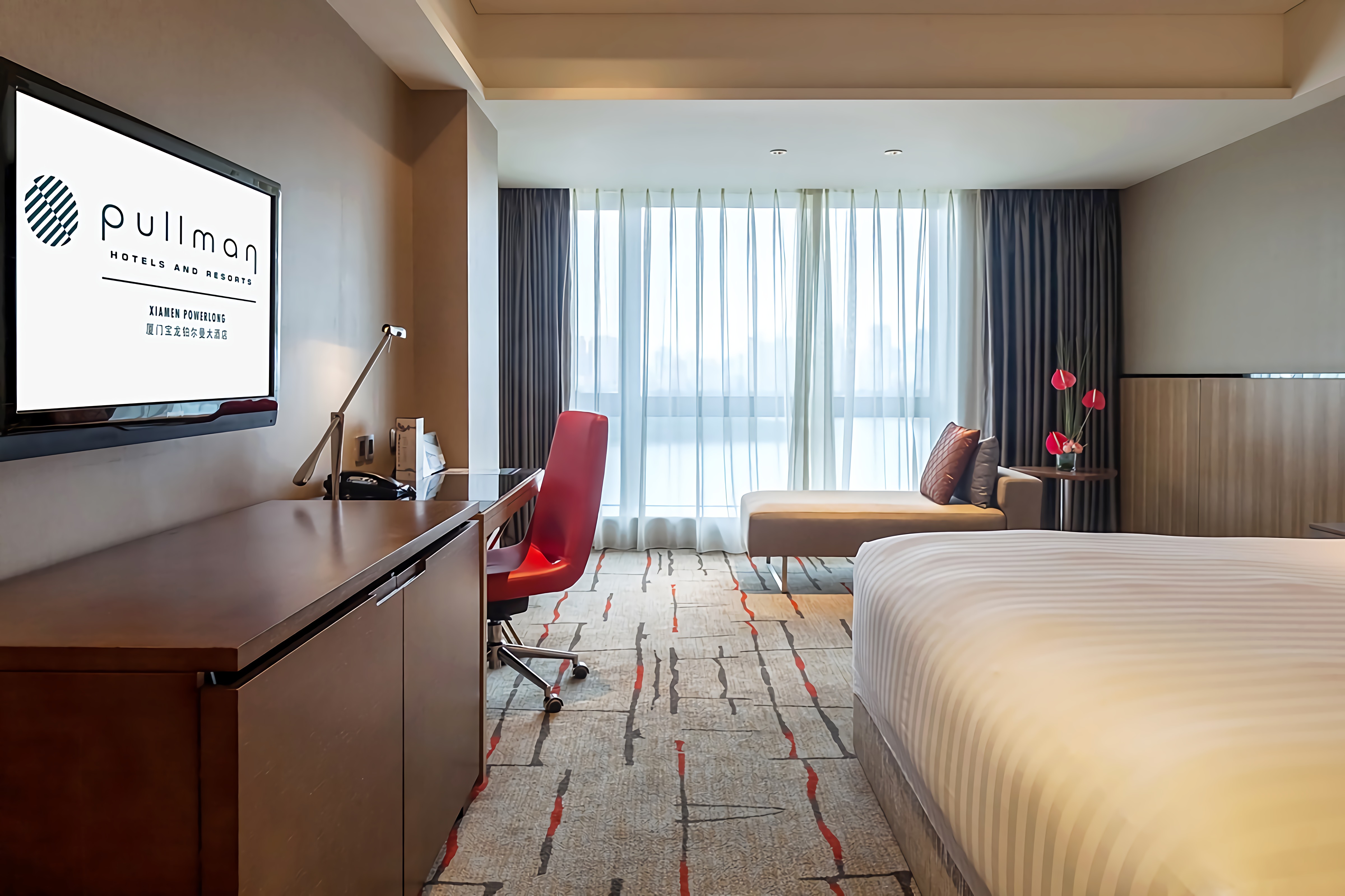 豪华湖景大床房